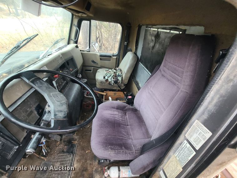 image for item JW9882 1995 International 8200  truck cab and chassis