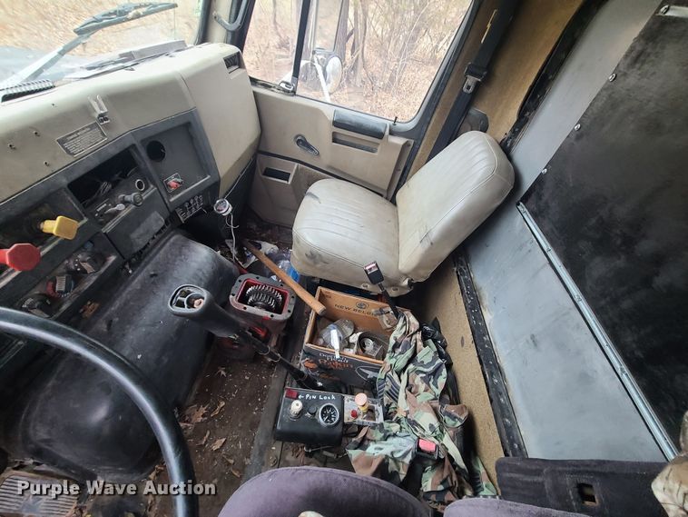 image for item JW9882 1995 International 8200  truck cab and chassis