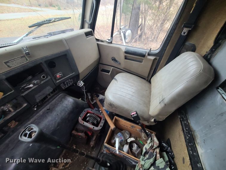 image for item JW9882 1995 International 8200  truck cab and chassis