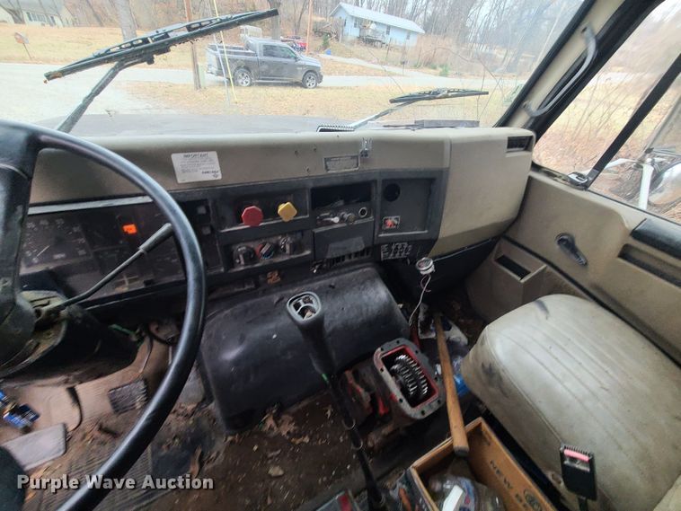 image for item JW9882 1995 International 8200  truck cab and chassis