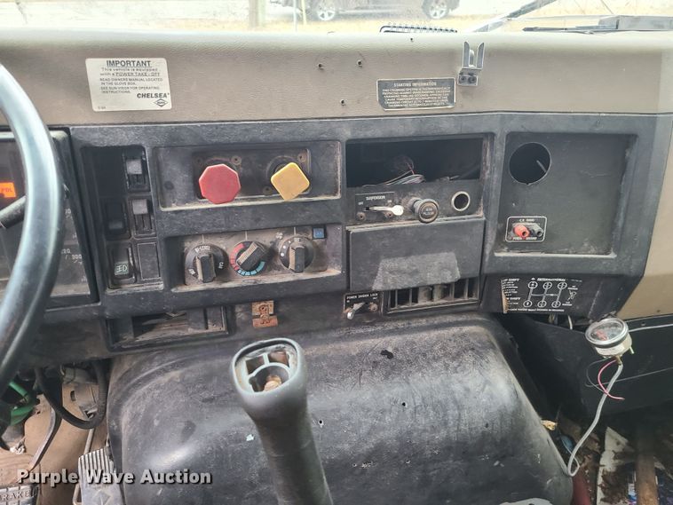 image for item JW9882 1995 International 8200  truck cab and chassis