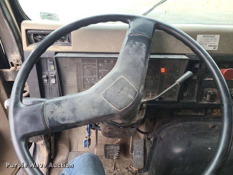 image for item JW9882 1995 International 8200  truck cab and chassis