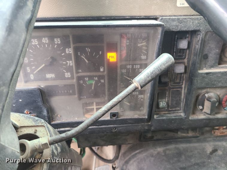 image for item JW9882 1995 International 8200  truck cab and chassis