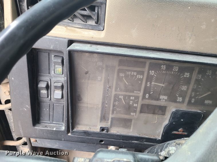 image for item JW9882 1995 International 8200  truck cab and chassis