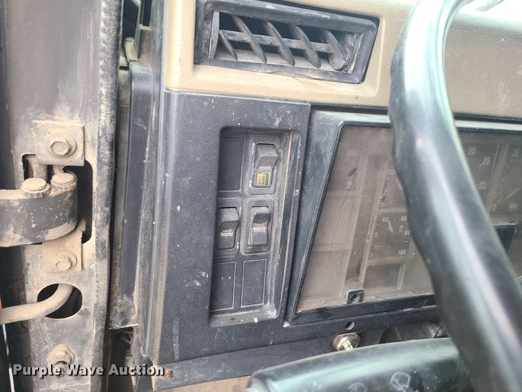 image for item JW9882 1995 International 8200  truck cab and chassis