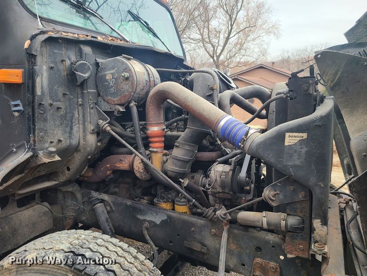 image for item JW9882 1995 International 8200  truck cab and chassis