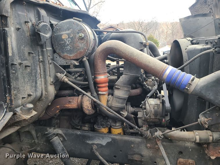 image for item JW9882 1995 International 8200  truck cab and chassis