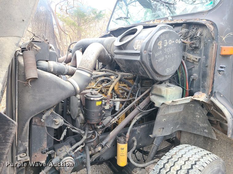 image for item JW9882 1995 International 8200  truck cab and chassis