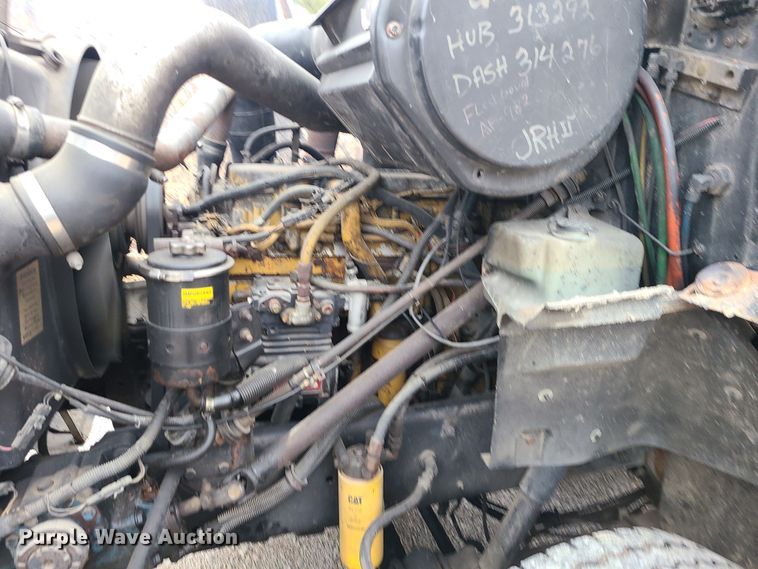 image for item JW9882 1995 International 8200  truck cab and chassis