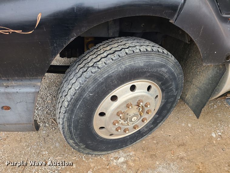 image for item JW9882 1995 International 8200  truck cab and chassis