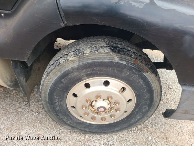 image for item JW9882 1995 International 8200  truck cab and chassis