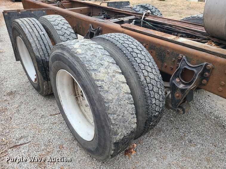 image for item JW9882 1995 International 8200  truck cab and chassis