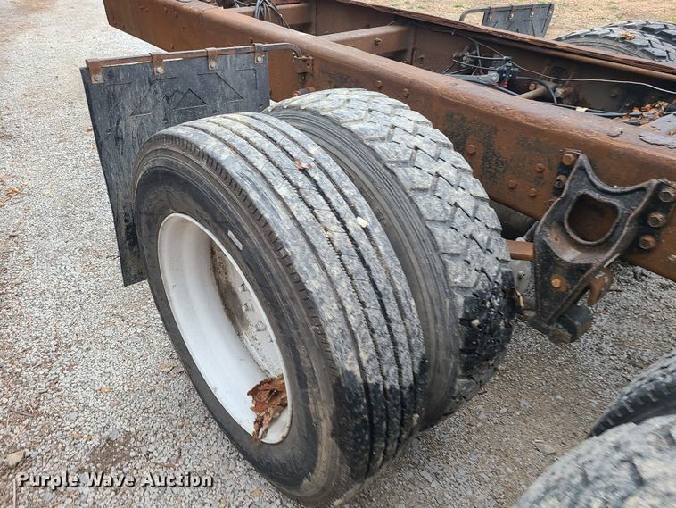 image for item JW9882 1995 International 8200  truck cab and chassis