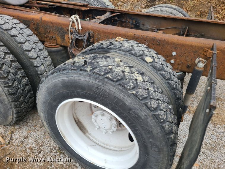 image for item JW9882 1995 International 8200  truck cab and chassis