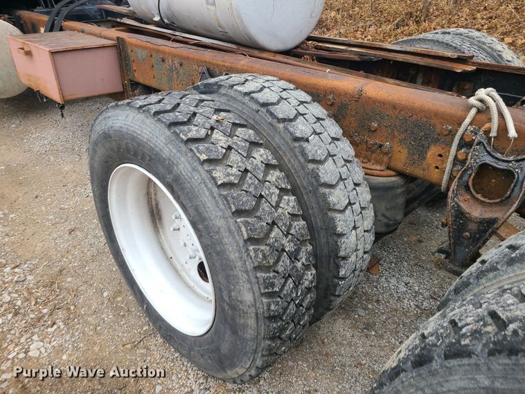 image for item JW9882 1995 International 8200  truck cab and chassis