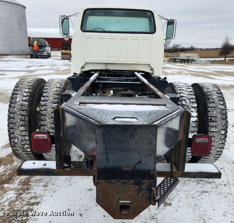 image for item KT9414 1995 Ford F700  truck cab and chassis