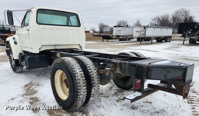 image for item KT9414 1995 Ford F700  truck cab and chassis