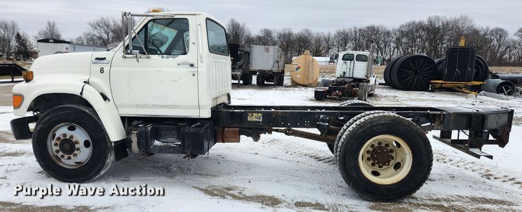 image for item KT9414 1995 Ford F700  truck cab and chassis