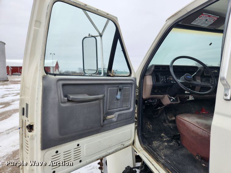 image for item KT9414 1995 Ford F700  truck cab and chassis