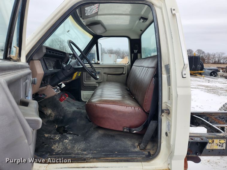 image for item KT9414 1995 Ford F700  truck cab and chassis
