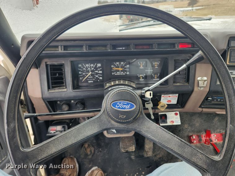 image for item KT9414 1995 Ford F700  truck cab and chassis