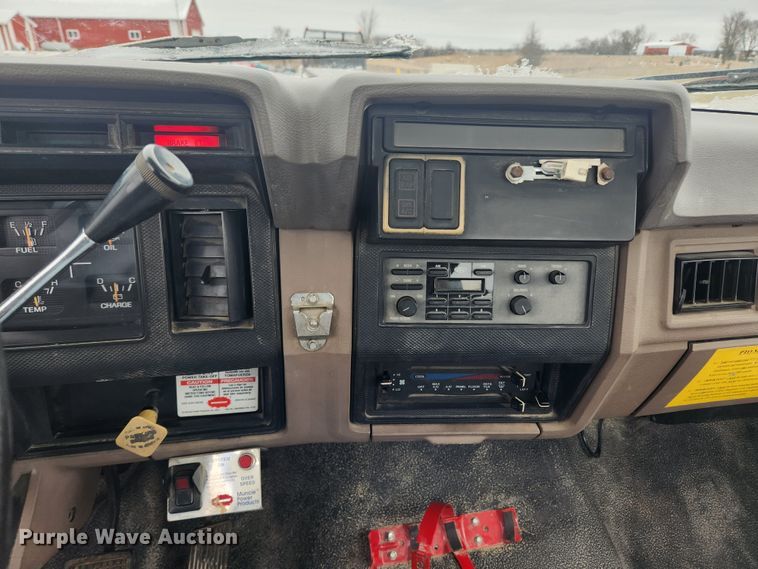 image for item KT9414 1995 Ford F700  truck cab and chassis