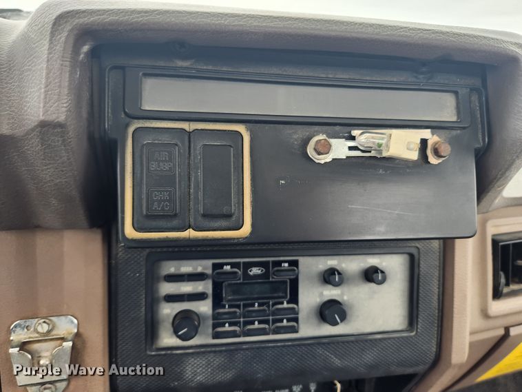 image for item KT9414 1995 Ford F700  truck cab and chassis