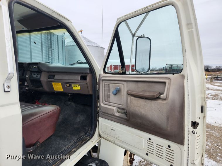 image for item KT9414 1995 Ford F700  truck cab and chassis