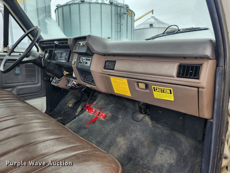 image for item KT9414 1995 Ford F700  truck cab and chassis