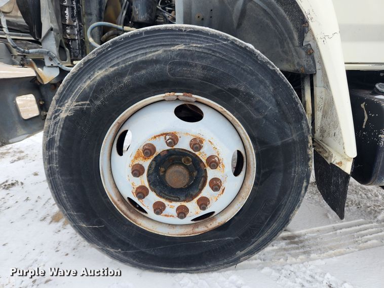 image for item KT9414 1995 Ford F700  truck cab and chassis