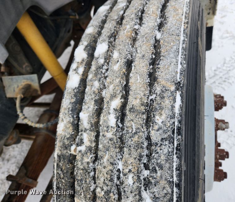 image for item KT9414 1995 Ford F700  truck cab and chassis