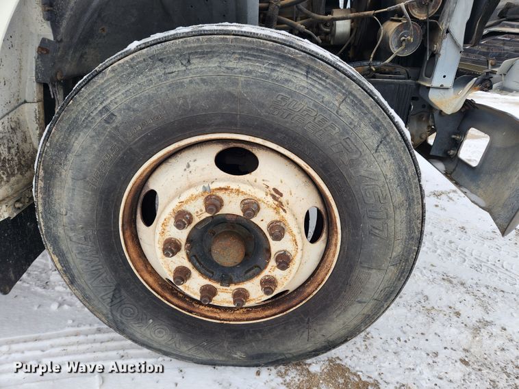 image for item KT9414 1995 Ford F700  truck cab and chassis