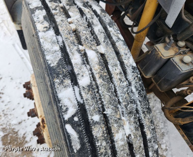 image for item KT9414 1995 Ford F700  truck cab and chassis