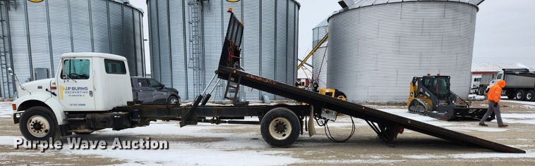 image for item KT9415 2001 International 4900  rollback truck