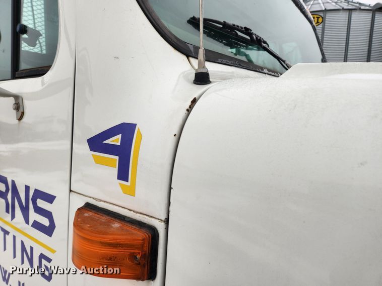 image for item KT9415 2001 International 4900  rollback truck