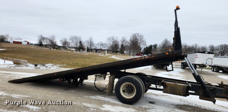 image for item KT9415 2001 International 4900  rollback truck