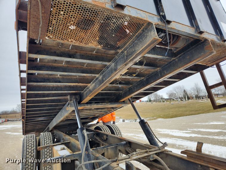 image for item KT9415 2001 International 4900  rollback truck