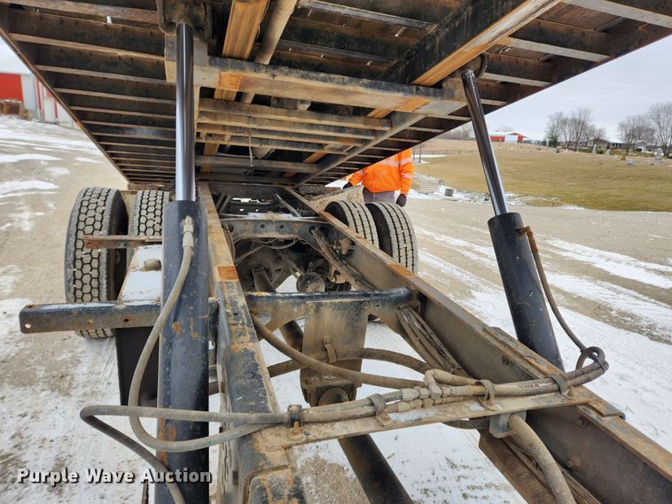 image for item KT9415 2001 International 4900  rollback truck