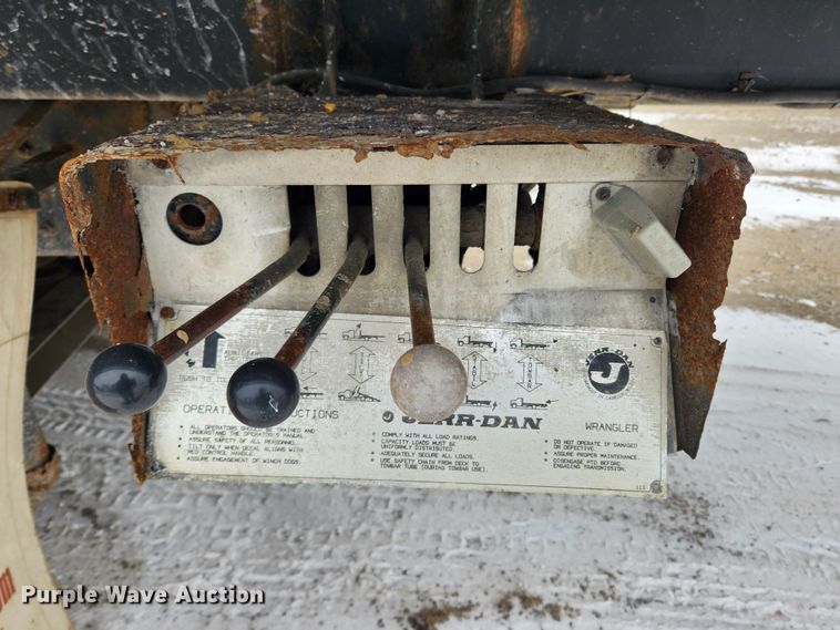 image for item KT9415 2001 International 4900  rollback truck