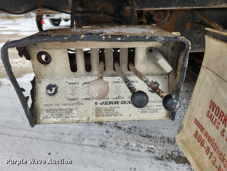 image for item KT9415 2001 International 4900  rollback truck