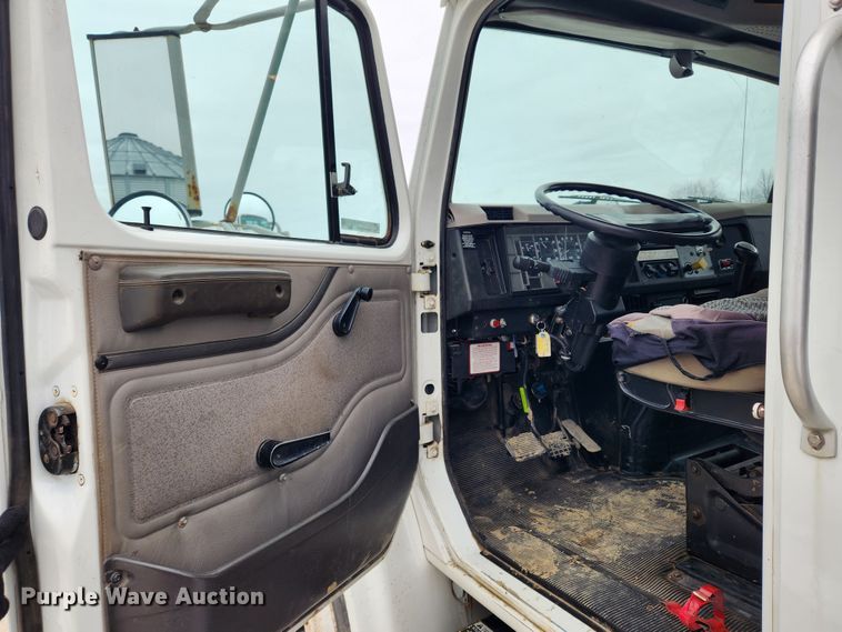 image for item KT9415 2001 International 4900  rollback truck