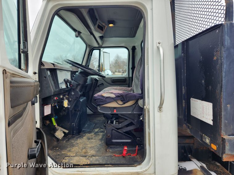 image for item KT9415 2001 International 4900  rollback truck