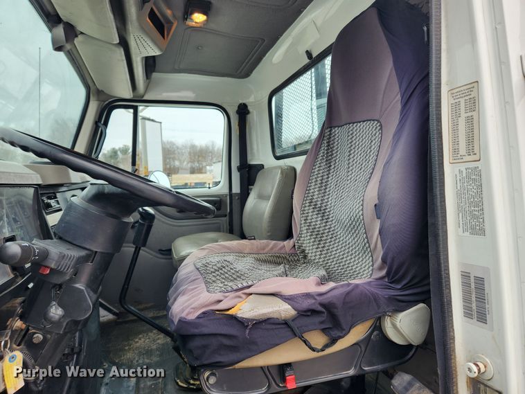 image for item KT9415 2001 International 4900  rollback truck