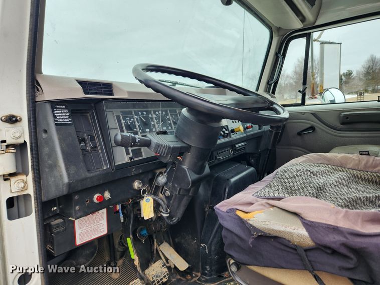 image for item KT9415 2001 International 4900  rollback truck