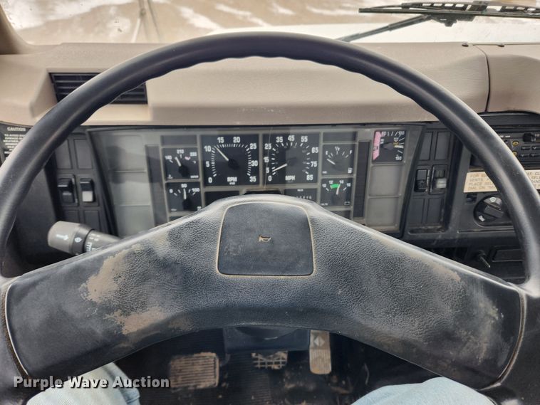 image for item KT9415 2001 International 4900  rollback truck