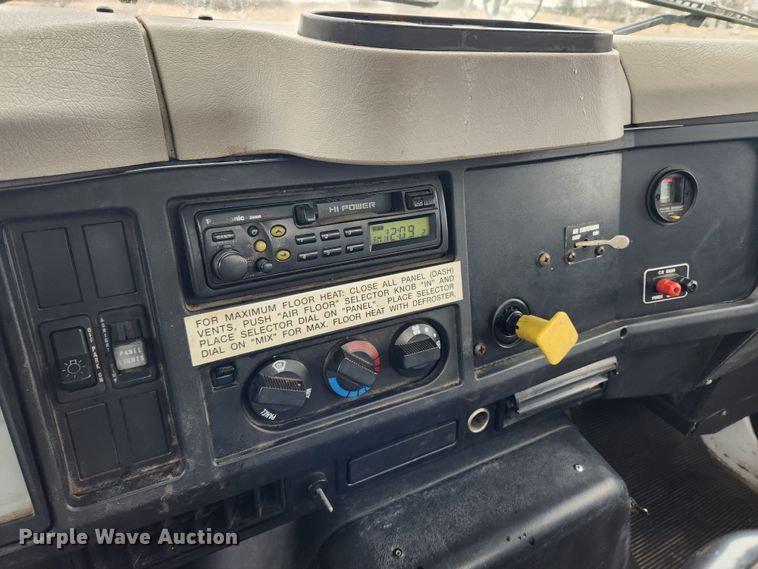 image for item KT9415 2001 International 4900  rollback truck