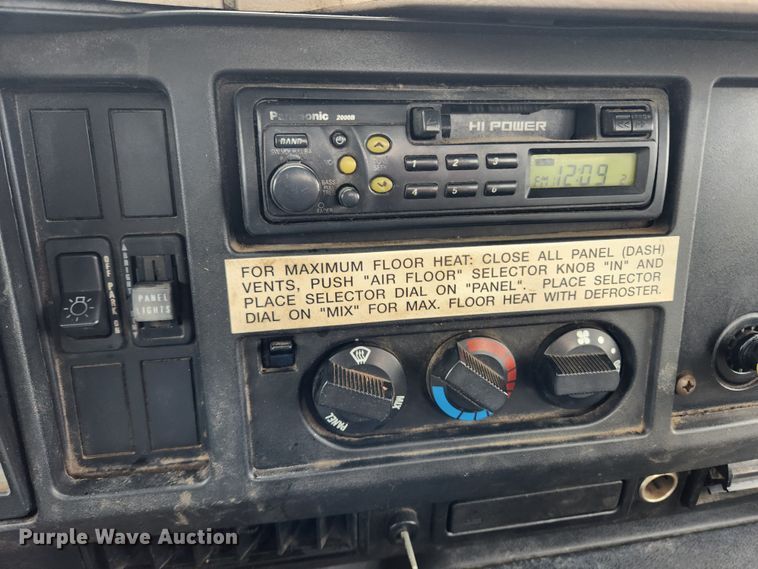 image for item KT9415 2001 International 4900  rollback truck