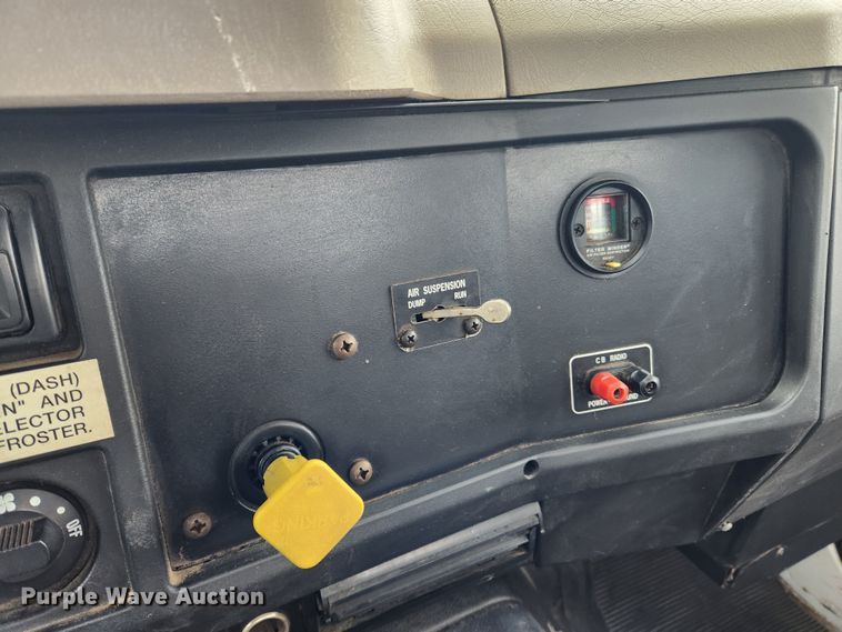 image for item KT9415 2001 International 4900  rollback truck