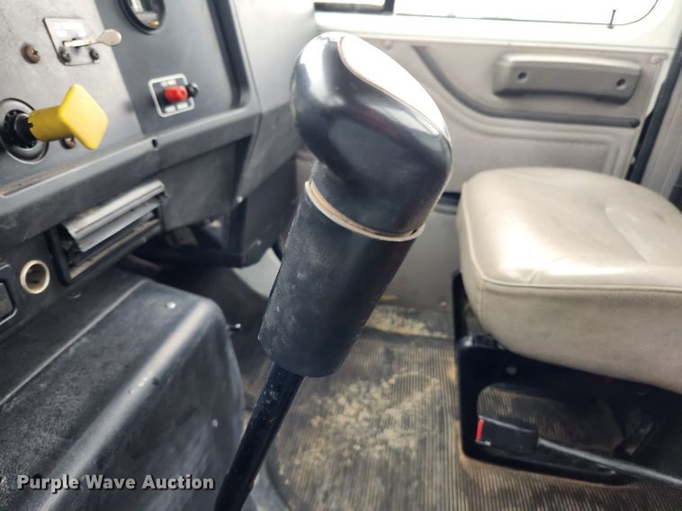 image for item KT9415 2001 International 4900  rollback truck