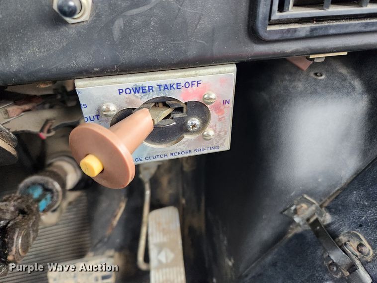 image for item KT9415 2001 International 4900  rollback truck